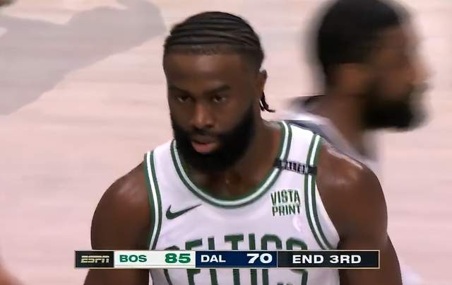 总决赛G3第三节成转折 凯尔特人反超独行侠