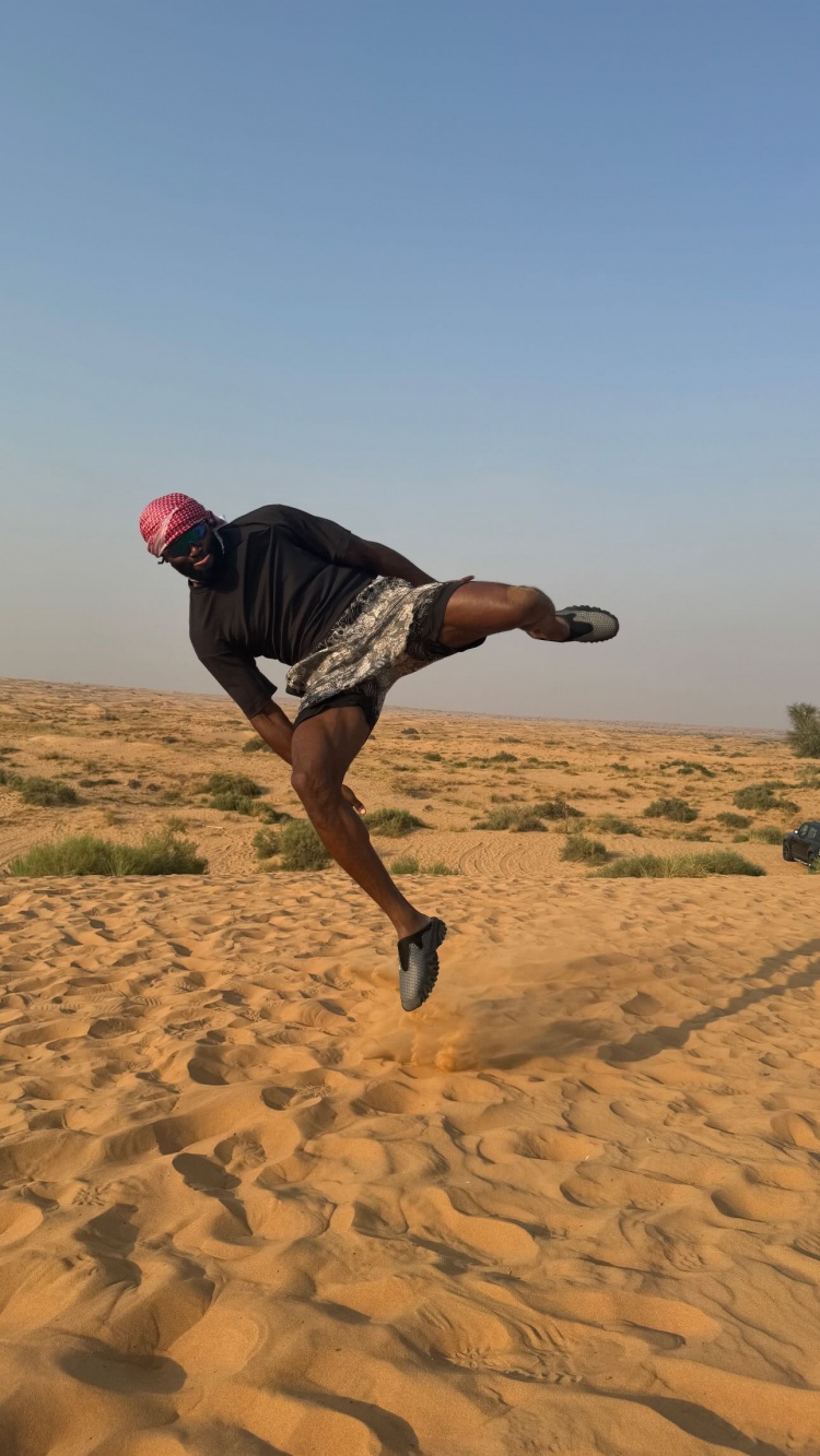 绿军巨星杰伦・布朗与女友在迪拜度假：于沙漠中畅享欢乐时光并大秀高难度空中摆拍