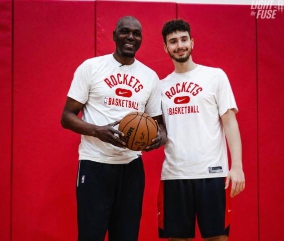 兑现承诺！奥拉朱旺亲传申京梦幻脚步，频频微笑点头：你学会了