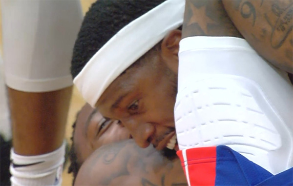 奥尼尔与霍兰激烈争球引混乱，双双吃 T，杜兰特劝阻，太阳替补席笑了