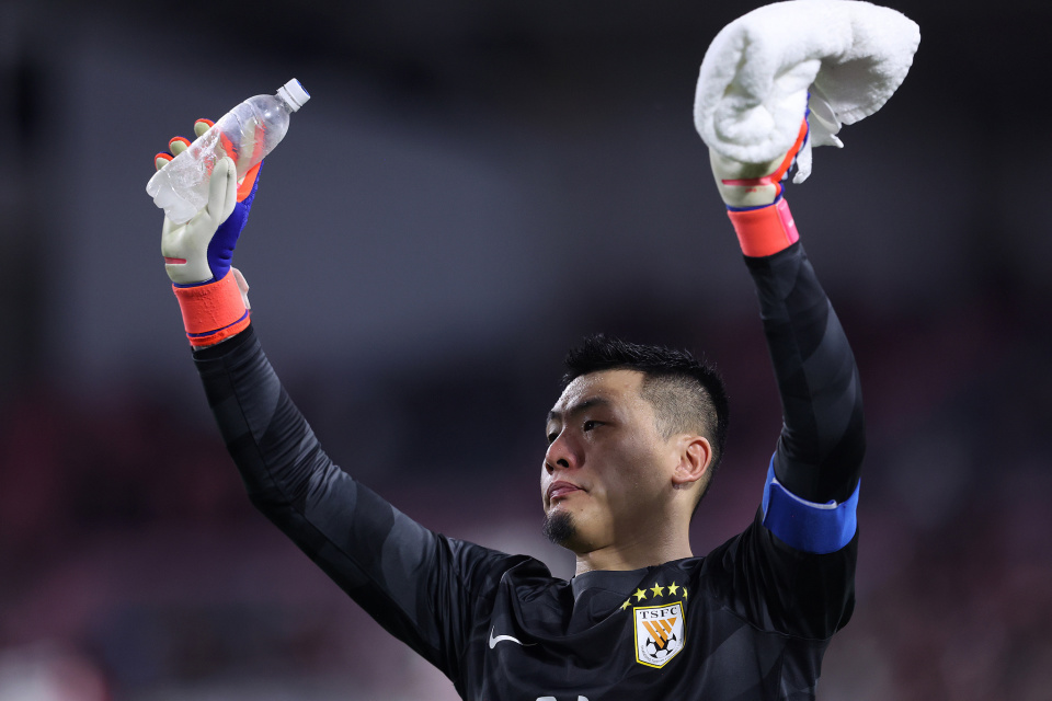 王大雷展神勇！35岁封单刀加极限二连扑，球迷赞为 “叹息之墙”