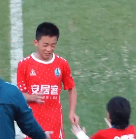 中国男足14岁小将签约“小巴萨”，高雷雷：早日踢西甲