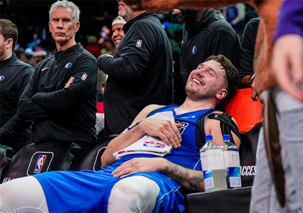 东契奇当爹后场均37+11+9太狠 一数据力压詹杜且仅次乔丹张伯伦