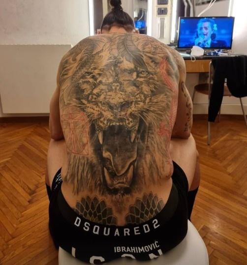 伊布仅穿内裤秀超霸气纹身: Show time