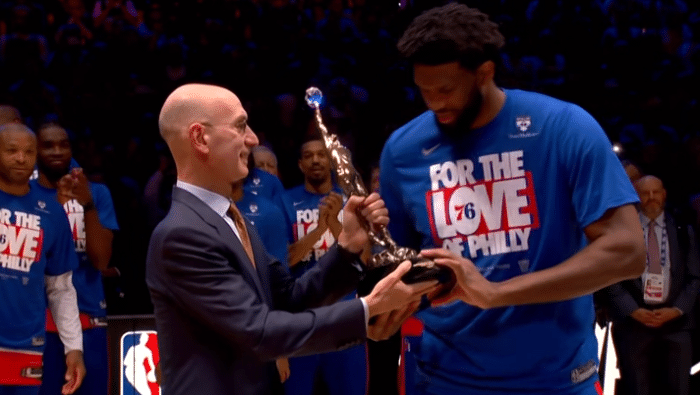 恩比德领取MVP喜极而泣：总裁为他颁发首个乔丹奖杯 全场高呼MVP