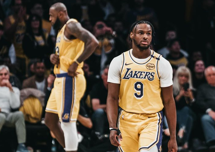 布朗尼G联赛首秀记：9中2得6 + 3 + 4 被隔扣 家人现场观赛