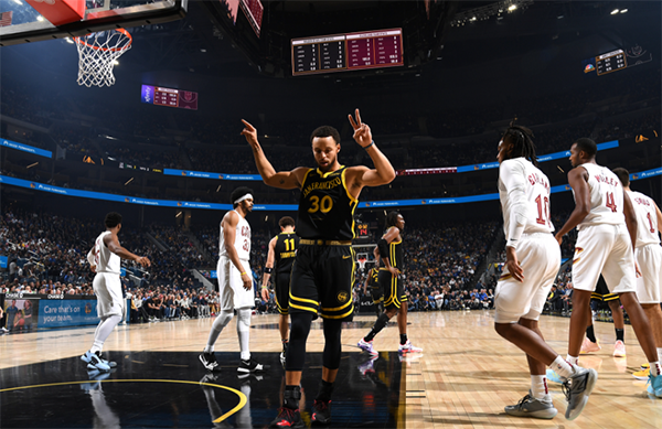 库里22000分里程悲：轰30分连刷纪录 末节0分提前投降惨遭骑士横扫