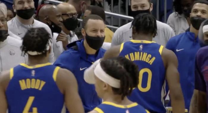 勇士新星疯狂一幕引热议，8秒连抢4个进攻篮板！库里为他怒吼庆祝