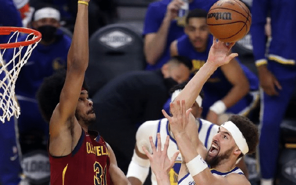 荣耀！维金斯助攻克莱回归首球，此前还助攻库里加冕三分王