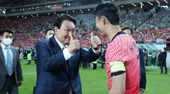 1-4出局！朝鲜电视台首次播放韩国队比赛，解说员：孙兴慜被防死