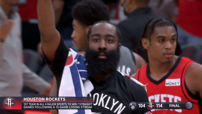 哈登搂着马丁满脸笑容，从沮丧到露笑容！回应16中4：只是没投进