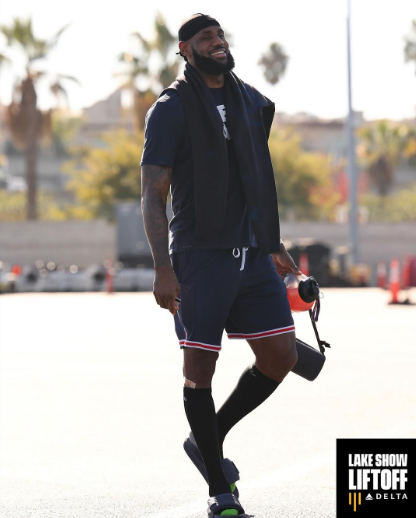 湖人飞往赌城冲决赛：詹姆斯身穿短裤拖鞋咧嘴笑 浓眉霸气表情抢镜