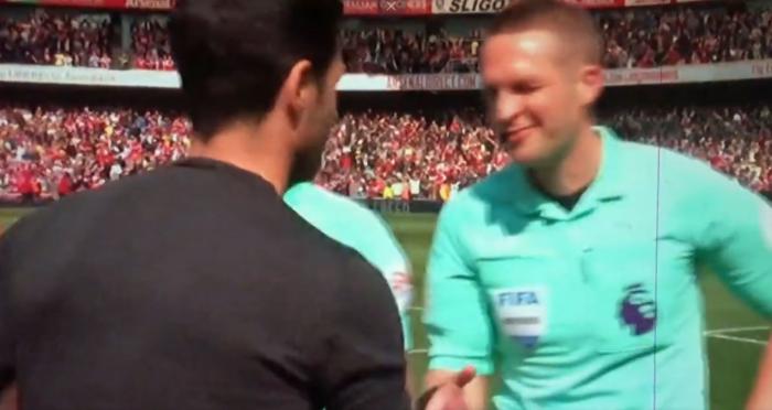 主裁向阿尔特塔眨眼，曼联球迷愤怒！拉什福德送球衣给枪迷遭指责