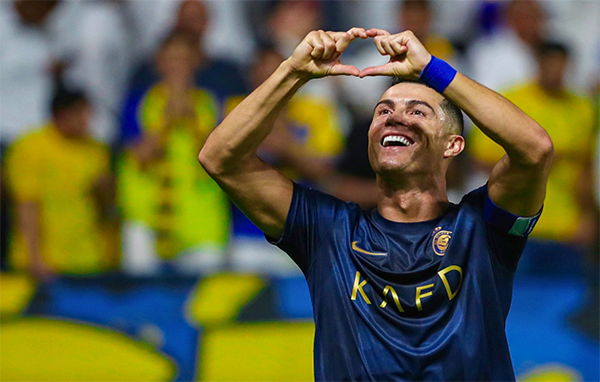 刷爆纪录！C罗双响后让点，一项数据超越梅西，领跑双项榜单