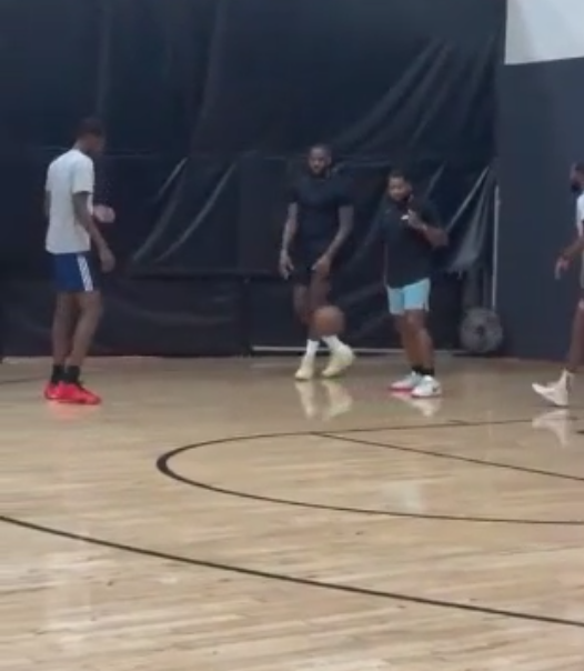 詹姆斯回归球馆画面曝光：布朗尼出院后他重启训练 继续备战新赛季