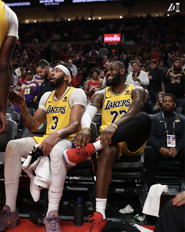 10天前34分惨败！湖人官宣再战火箭伤情：詹眉或继续带伤出战