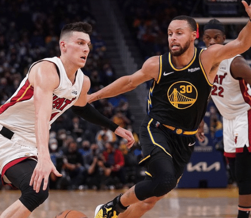 勇士为何还能赢球？库里发挥不佳，22岁小将成主要因素