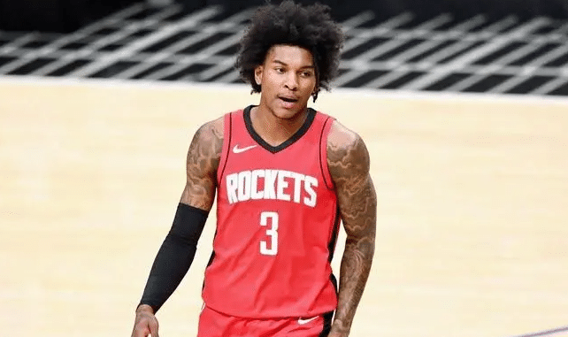 球迷冲进场内，NBA史上头1次，多名保安介入转播镜头迅速切走