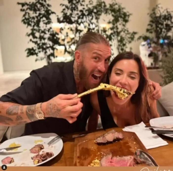 品尝豪华牛排！拉莫斯与妻子光顾撒盐哥餐厅