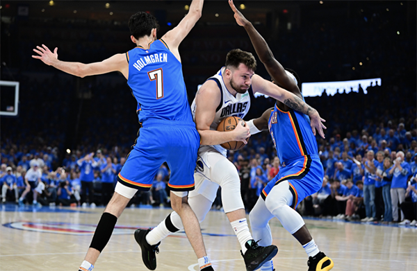 东契奇重摔倒地 疑似受伤引发球迷担忧