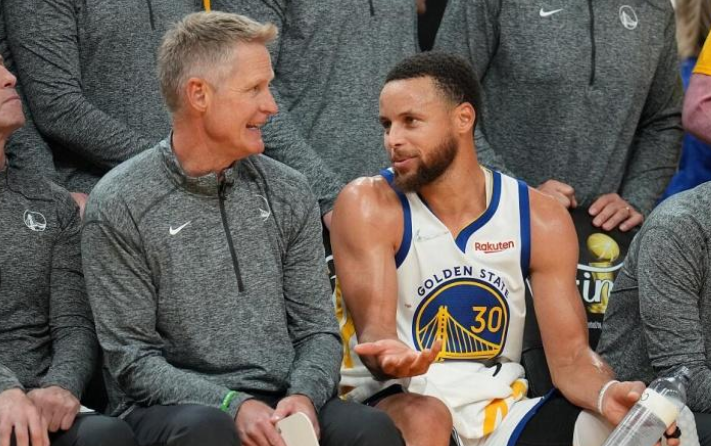 勇士8战连换6套首发！科尔回应库里轮休：他太累了需要休息一晚