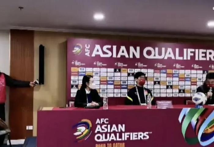 李霄鹏：能上场的每个队员都是勇士，国足实力不够