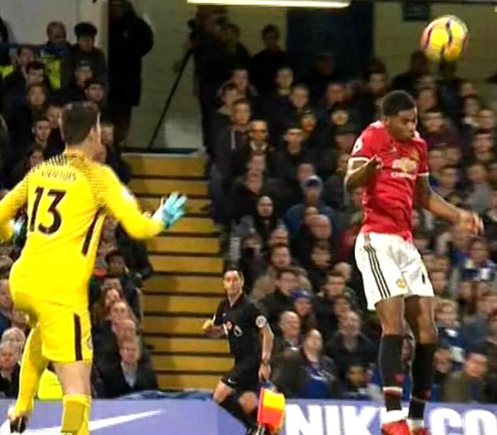 曼联两错误拖累进攻！妖星头球5年无进步错失绝杀，队友太想找C罗