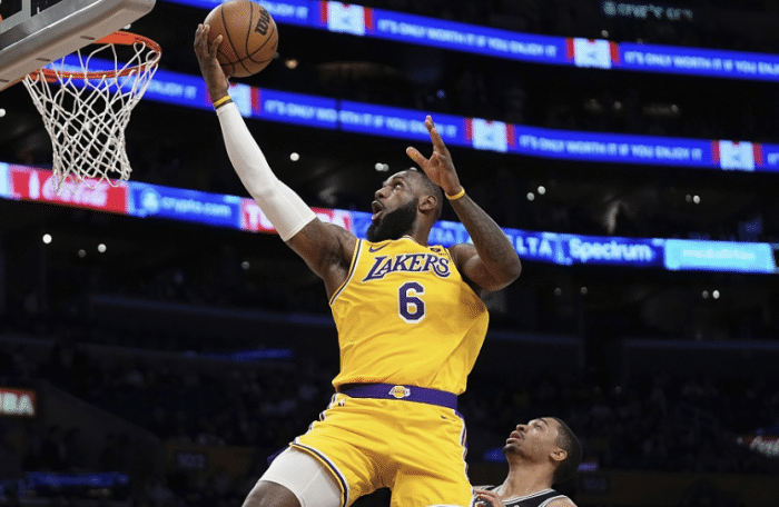 詹皇20+11+9再刷历史第一 浓眉复出首战21+12崴脚倒地险受伤太险