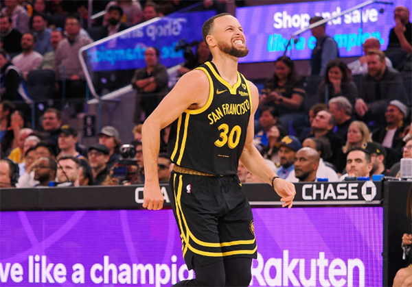 揭秘库里脚踝伤情：没有骨折预计伤停7-10天 90度崴脚万幸免遭重伤