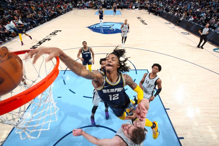 莫兰特大笑跳舞跑回更衣室，灰熊全队合影庆祝！尼克杨：现役最好控卫