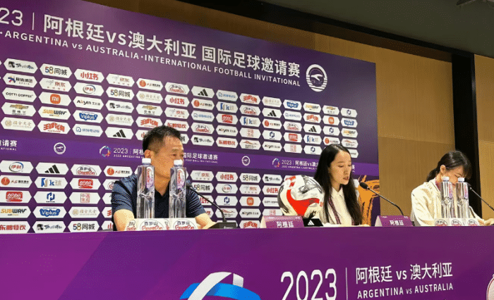 梅西亮相新工体！主办方引争议，名记吐槽：记者席的座位都卖了