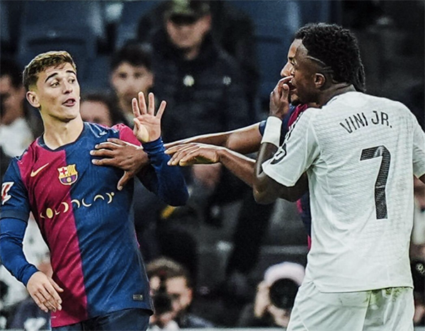 皇马0-4巴萨之役，威尼修斯染黄怒喷主裁，加维4球手势引发口水战