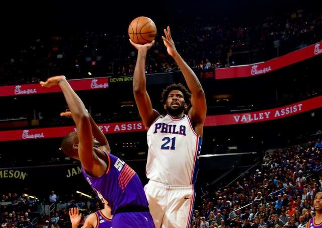 20分惨败！恩比德迎2大坏消息，最后8战全是强敌，恐痛失MVP