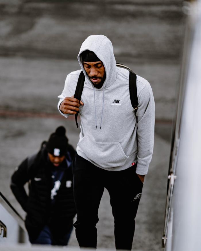 快船出征挑战西部第一：威少登机突然笑了 小卡苦战46分钟后拒绝轮休