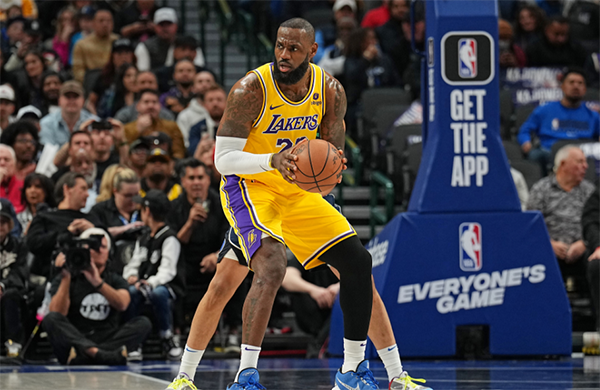 詹姆斯压哨三分引争议！赛后与东契奇拥抱热聊 哈姆透露浓眉又伤了