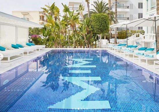 享受假期！梅西晒度假酒店