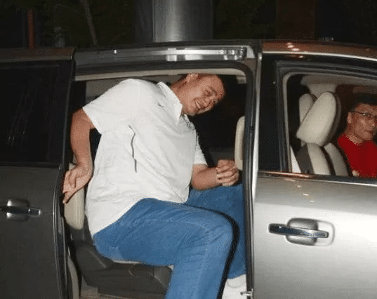 姚明体型有多夸张？奥尼尔和他站在一起，就变成了“小鲨鱼”