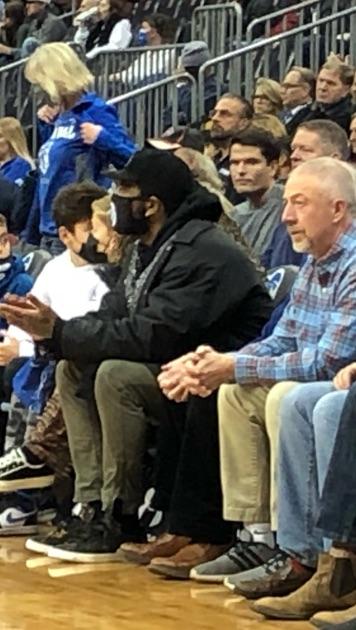 欧文终于又现身了！观看大学篮球引欢呼，重申使命：我们可以领导大家