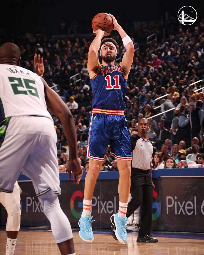 汤神复出后最强一战，38+8三分赛季新高！露发狠表情疯狂庆祝