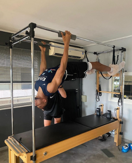 字母哥苦练普拉提曝光，美女训练师助力，空中倒挂太拼命