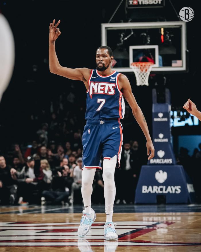 杜兰特跟腱被压险受伤，36+5+5创纪录！仅歇7分钟拼到突然摔倒