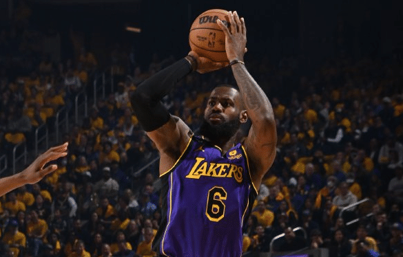 詹姆斯半场21分！勇士领先湖人11分，水花连线，克莱5记三分