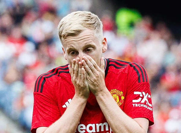 曝曼联给钱就卖范德贝克 从天才沦为饮水机管理员