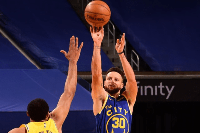 31分惨败！NBA诞生惨案：昔日宇宙队6战5败崩盘，詹皇乐开花