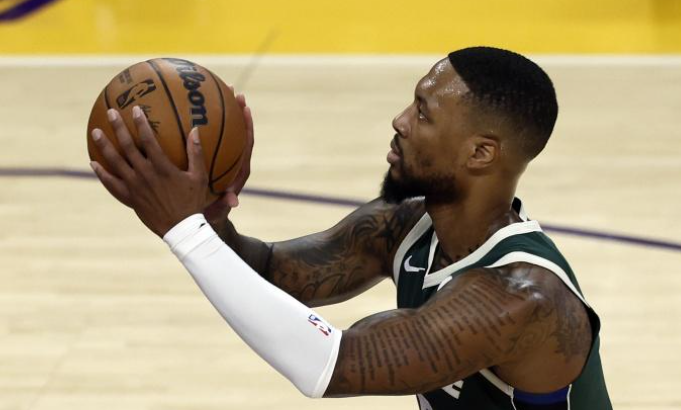 利拉德11投仅5+4：仅中2球惨遭切特大帽 状态糟糕连罚球也不中