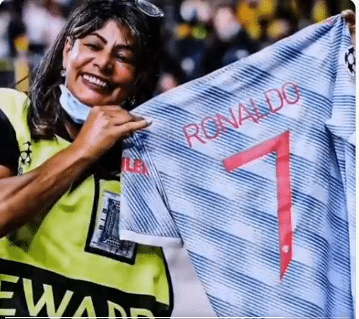 C罗射门误伤女保安，送上一件曼联7号球衣