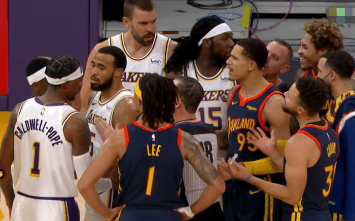 湖人轻松击溃勇士，施罗德库里发生激烈争执，库里跳远犯规引热议