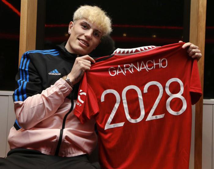 曼联官宣加纳乔5万周薪续约5年！下周有望重返赛场，不参加世青赛