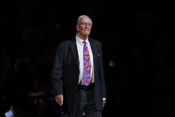 太阳传奇陨落：队史首分缔造者迪克-范-阿斯代尔因肾衰竭离世，享年81岁