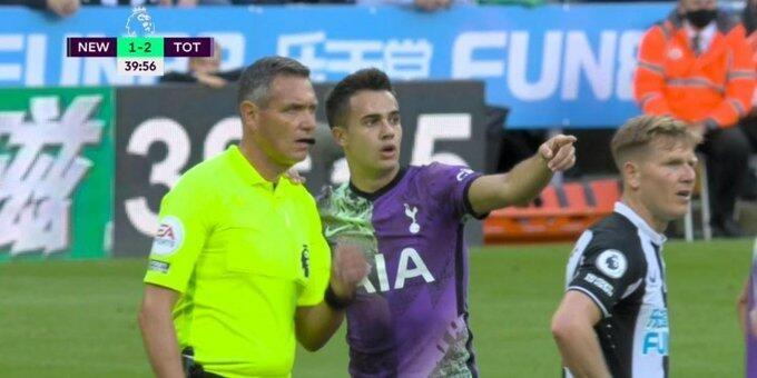 雷吉隆发现球迷出现紧急状况，急忙喊裁判暂停救人